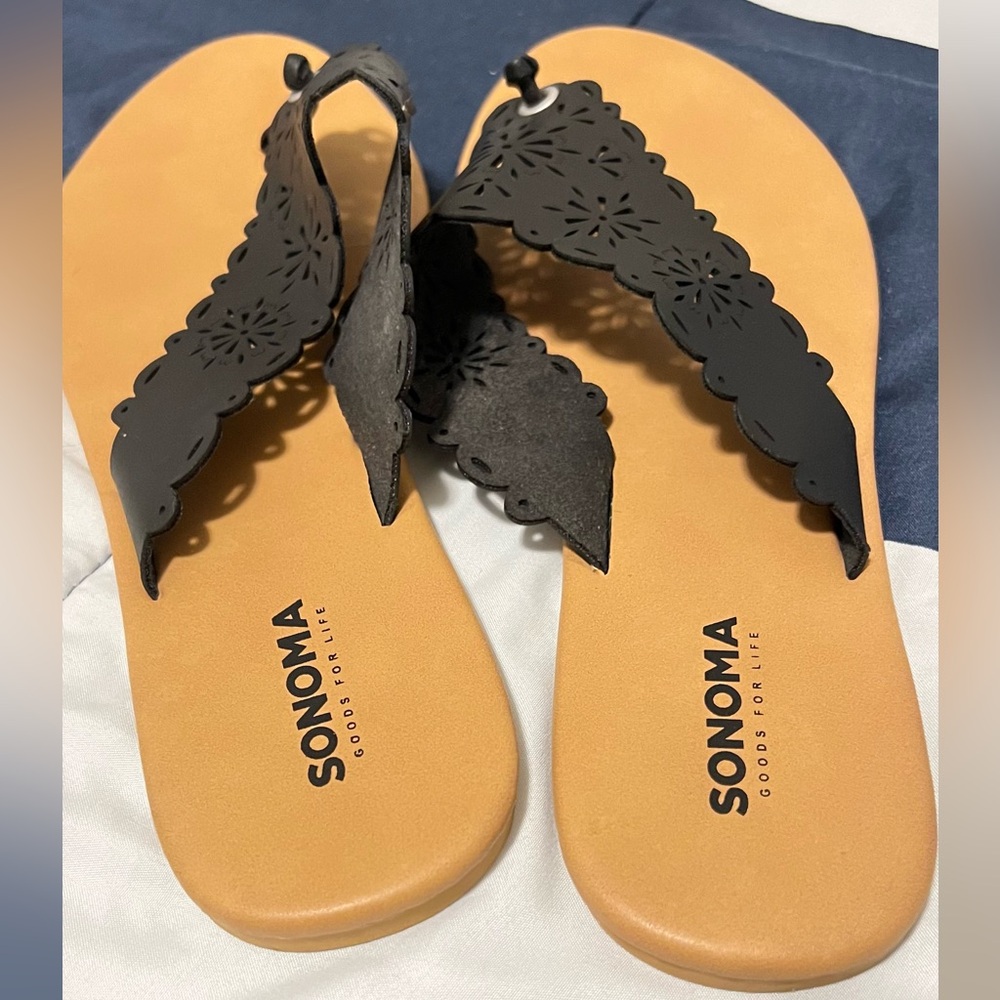 Stylish black sandals. Women med 7/8. Great condition!
